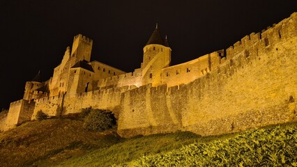 La cité de Carcassonne et son donjon vus depuis le pied des remparts au crépuscule