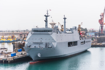 Obraz premium Gray navy warship moored in the port of Callao, Peru.