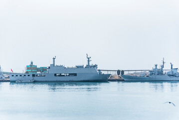 Obraz premium Gray navy warship moored in the port of Callao, Peru.