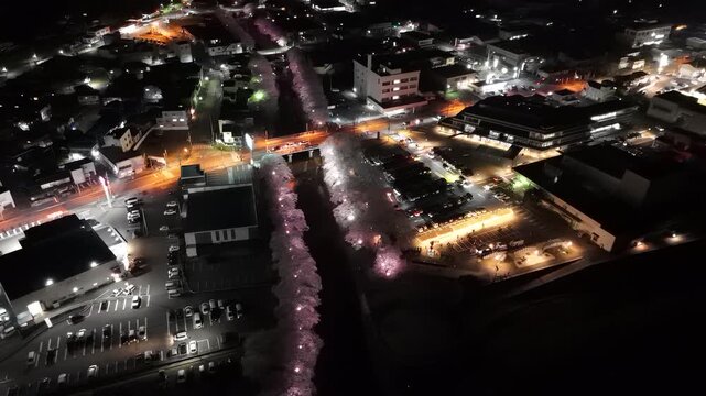 日本のドローン映像　山口県美祢市でライトアップされた桜と街の夜景を高い高度から空撮した超ロングショット