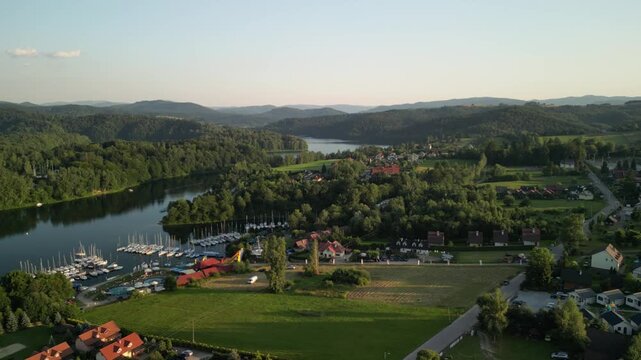 Solina - Polska - piękne jezioro w g&oacute;rach. Plaża, lasy i dzika przyroda nagrane dronem