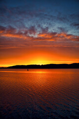 Piękny wsch&oacute;d słońca nad jeziorem