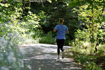 Une coureuse dans le bois