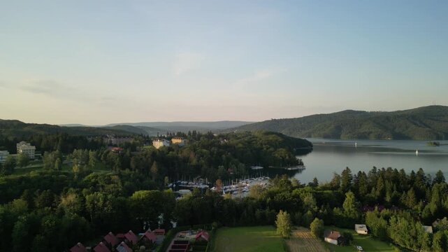 Solina - Polska - piękne jezioro w g&oacute;rach. Plaża, lasy i dzika przyroda nagrane dronem