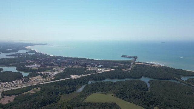 Imagem a&eacute;rea de parque industrial de minera&ccedil;&atilde;o. Ao fundo porto de Ubu em Anchieta para escoar min&eacute;rio de ferro e estrutura para explora&ccedil;&atilde;o de petr&oacute;leo.