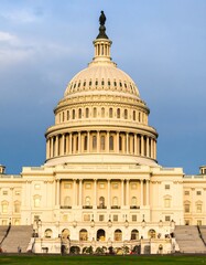 Obraz premium Capitol Building at sunset