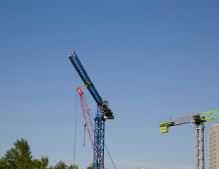 Naklejka premium construction cranes against a blue sky