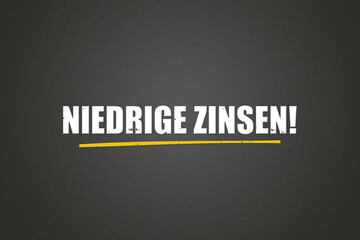 Obraz premium Niedrige Zinsen (Low interest rates) - A blackboard with white text.