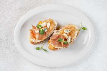 Bruschetta with prosciutto and blue cheese