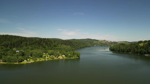 Solina - Polska - piękne jezioro w g&oacute;rach. Plaża, lasy i dzika przyroda nagrane dronem