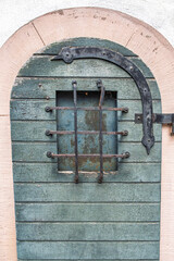 Beschläge und Fenstergitter an einer alten Holztür