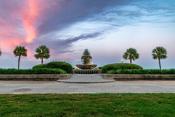 Obraz premium Pink Sunset over Pineapple Fountain in Charleston Waterfront Park