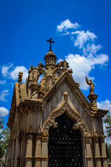 Obraz premium Mausoleo adornado con una cruz superior