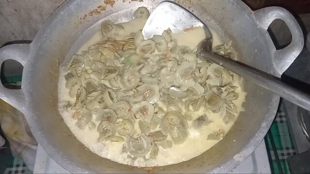 Chiton cooked in coconut milk is cooked
