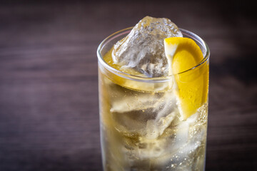 ハイボールを飲む