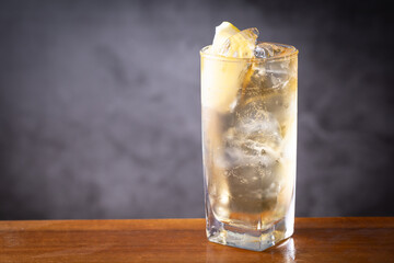 ハイボールを飲む