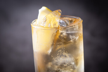 ハイボールを飲む