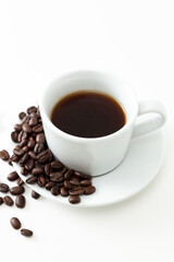 こぼれたコーヒー豆とコーヒー　白バック