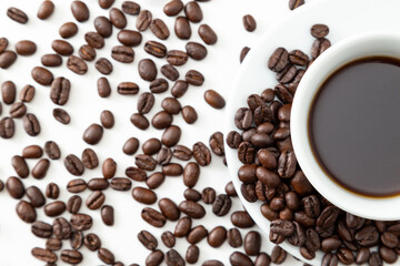 Naklejka premium コーヒーとコーヒー豆 白バック