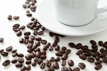 コーヒーカップとコーヒー豆　白バック