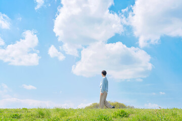 Fototapeta premium 公園を歩く女性