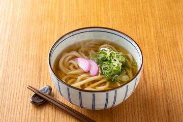 掛けうどんを食べる