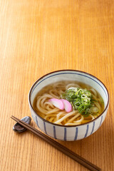 掛けうどんを食べる