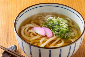 掛けうどんを食べる