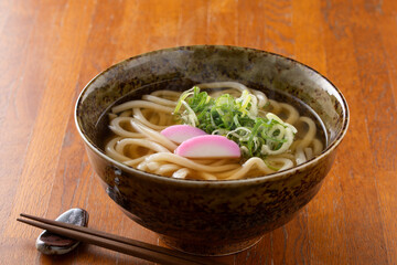 掛けうどんを食べる