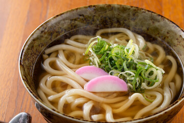 掛けうどんを食べる