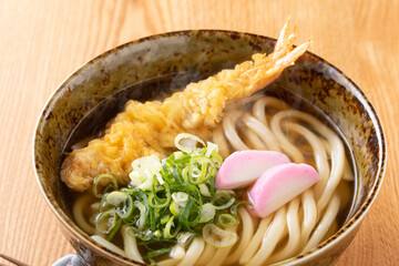 天ぷらうどんを食べる