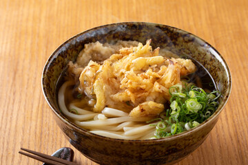 かき揚げうどんを食べる