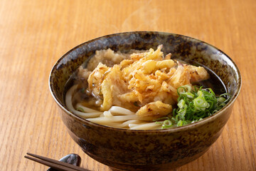 かき揚げうどんを食べる