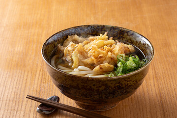 かき揚げうどんを食べる