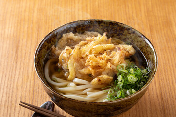 かき揚げうどんを食べる