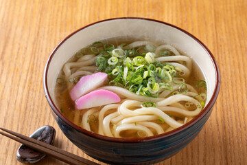 掛けうどんを食べる