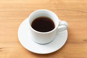 テーブルの上に置かれたコーヒー