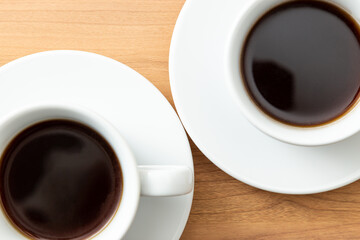 コーヒーカップに入ったコーヒー　木目背景