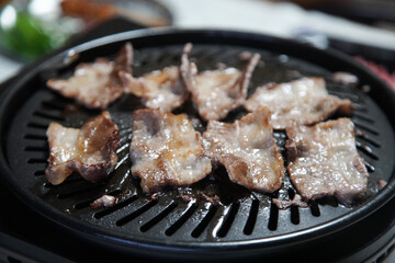 自宅で焼肉をする様子