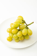 皿に乗ったマスカット　白バック