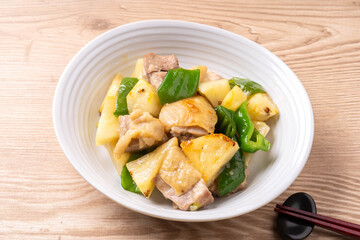 鶏とパイナップルとピーマンの塩こうじ炒め