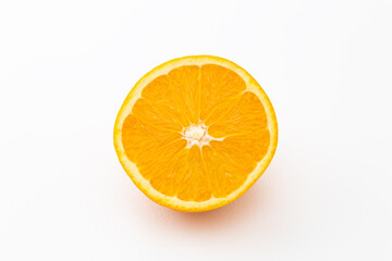 半分にカットしたオレンジ　白バック