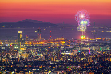 大阪の夕暮れの夜景と打ち上げ花火のアップ