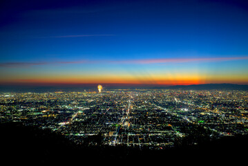 大阪の夕暮れの夜景と打ち上げ花火