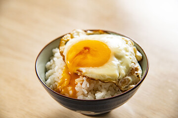 新鮮卵で調理した美味しい卵焼き料理