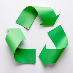 グリーンの紙質感で表現された立体的なリサイクルマーク