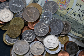 様々な国のコインと紙幣