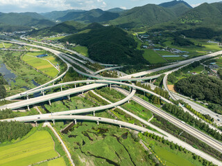 Aerial view of highway junction with traffic on the road. 고속도로 교차로.