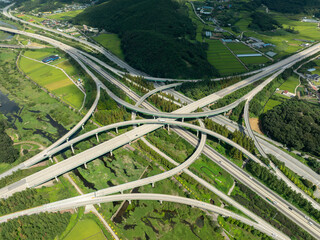 Aerial view of highway junction with traffic on the road. 고속도로 교차로.