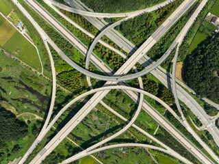 Aerial view of highway junction with traffic on the road. 고속도로 교차로.